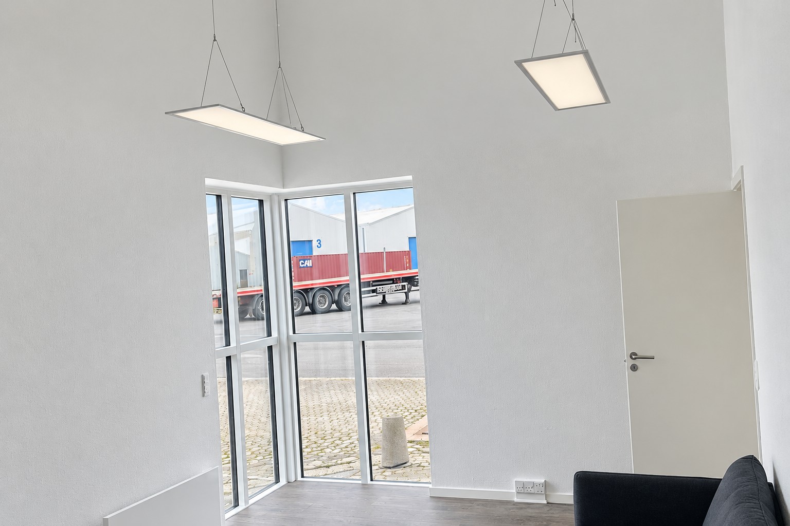 Kontor med høje hjørnevinduer